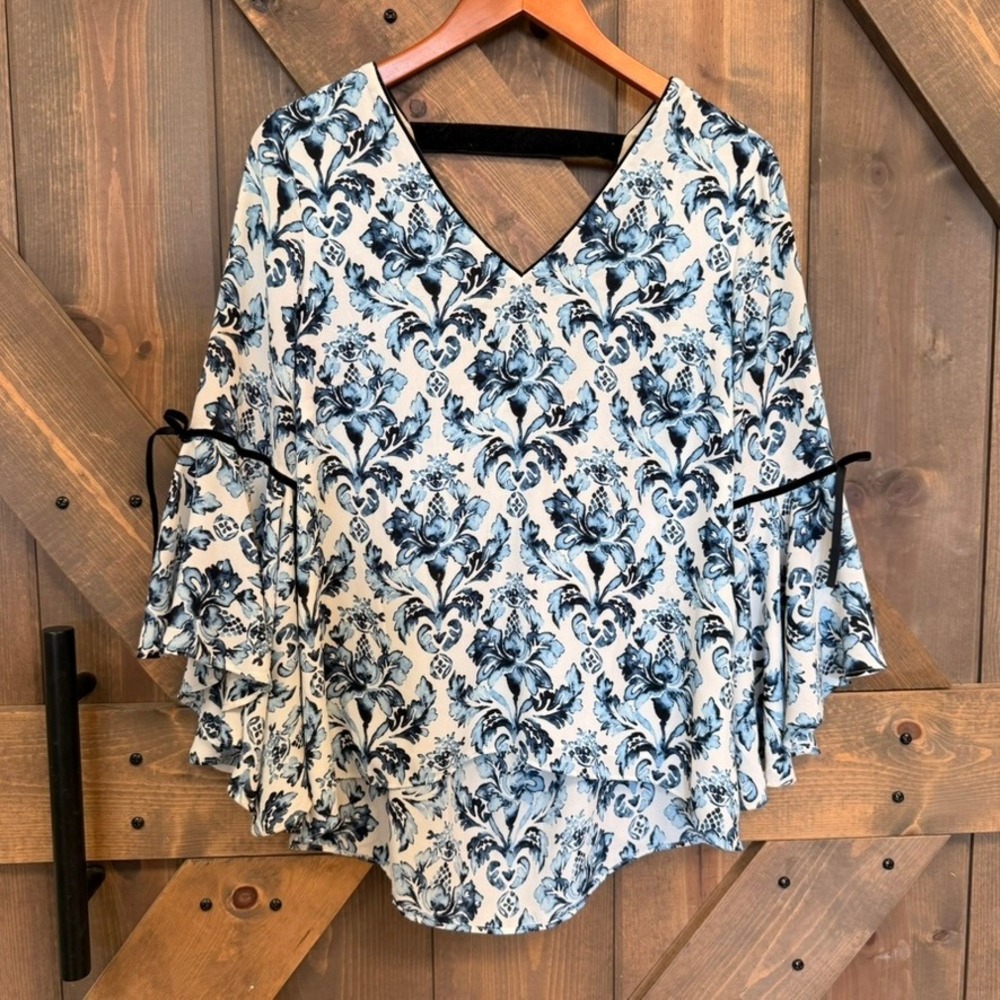 White House Black Market Blouse Women M Blue Damask Good Bell Sleeve V-Neck